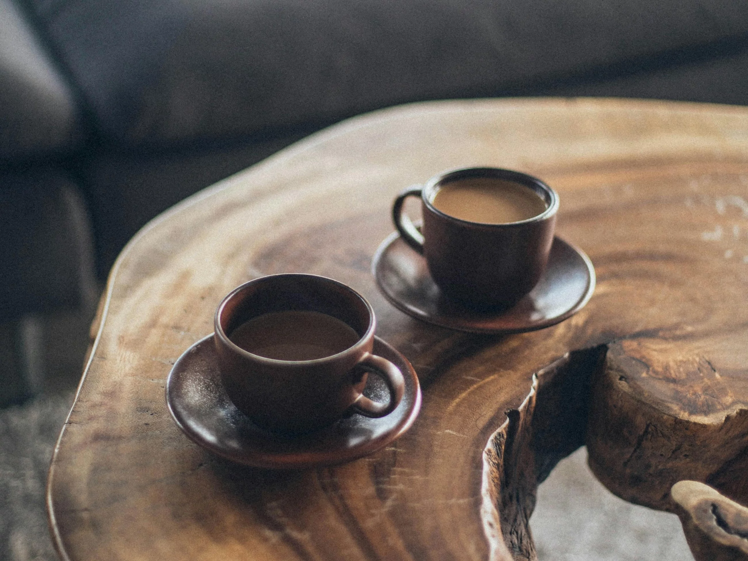 Kawa w filiżankach na stole, zdjęcie ilustracyjne