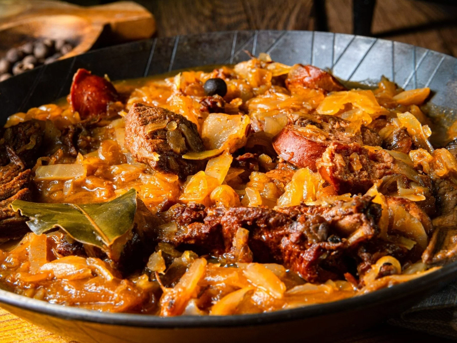 Dodaj ten jeden składnik, a twój bigos nabierze cudownej głębi. To niezawodny patent mojego taty