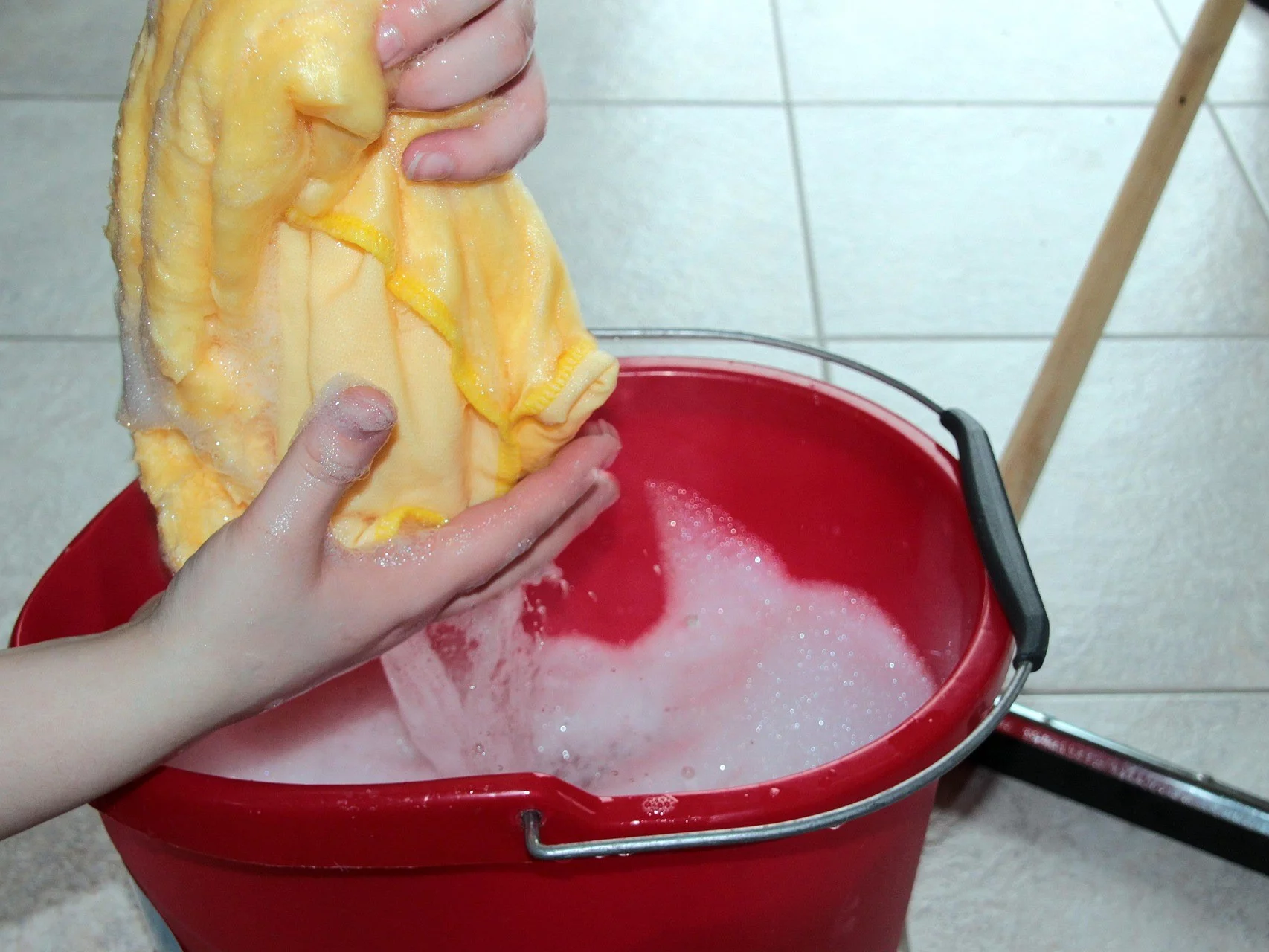O trwałości świeżego zapachu po myciu podłogi decyduje nie tylko detergent, ale także sposób sprzątania i odpowiednio dobrany dodatek do wody