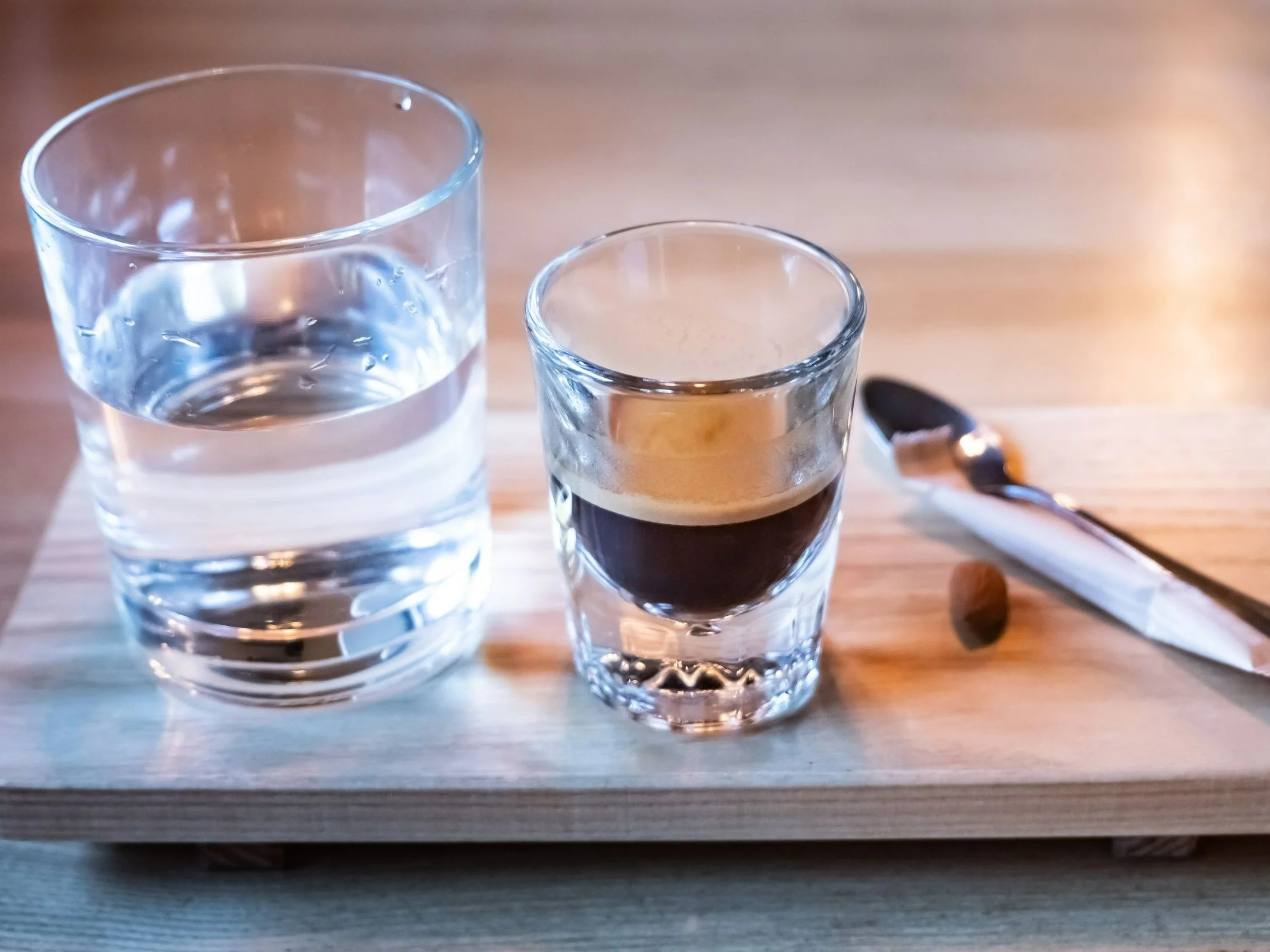 Espresso z wodą, zdjęcie ilustracyjne