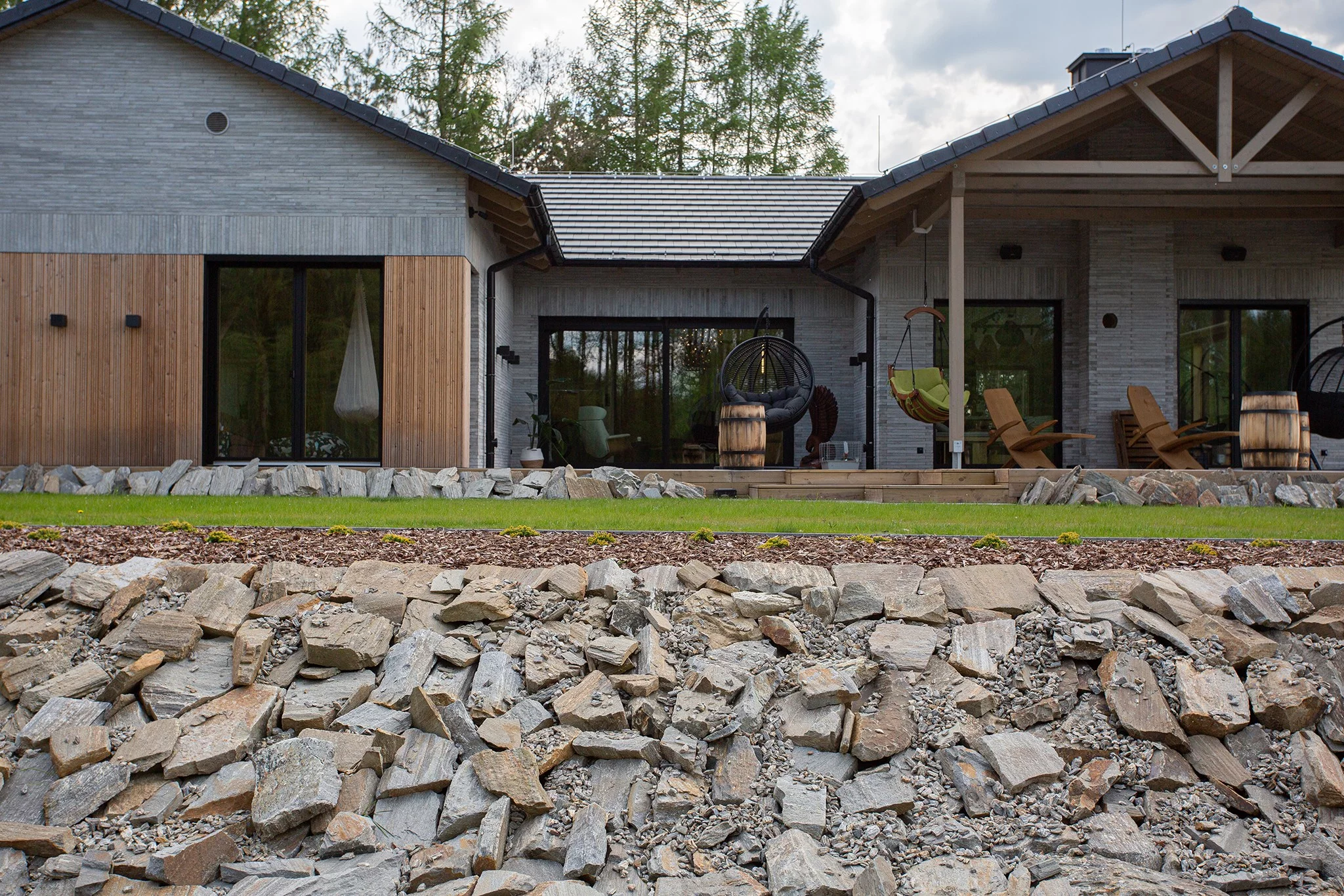 Dom, w którym natura jest na wyciągnięcie ręki – idealne miejsce na odpoczynek od codziennego zgiełku