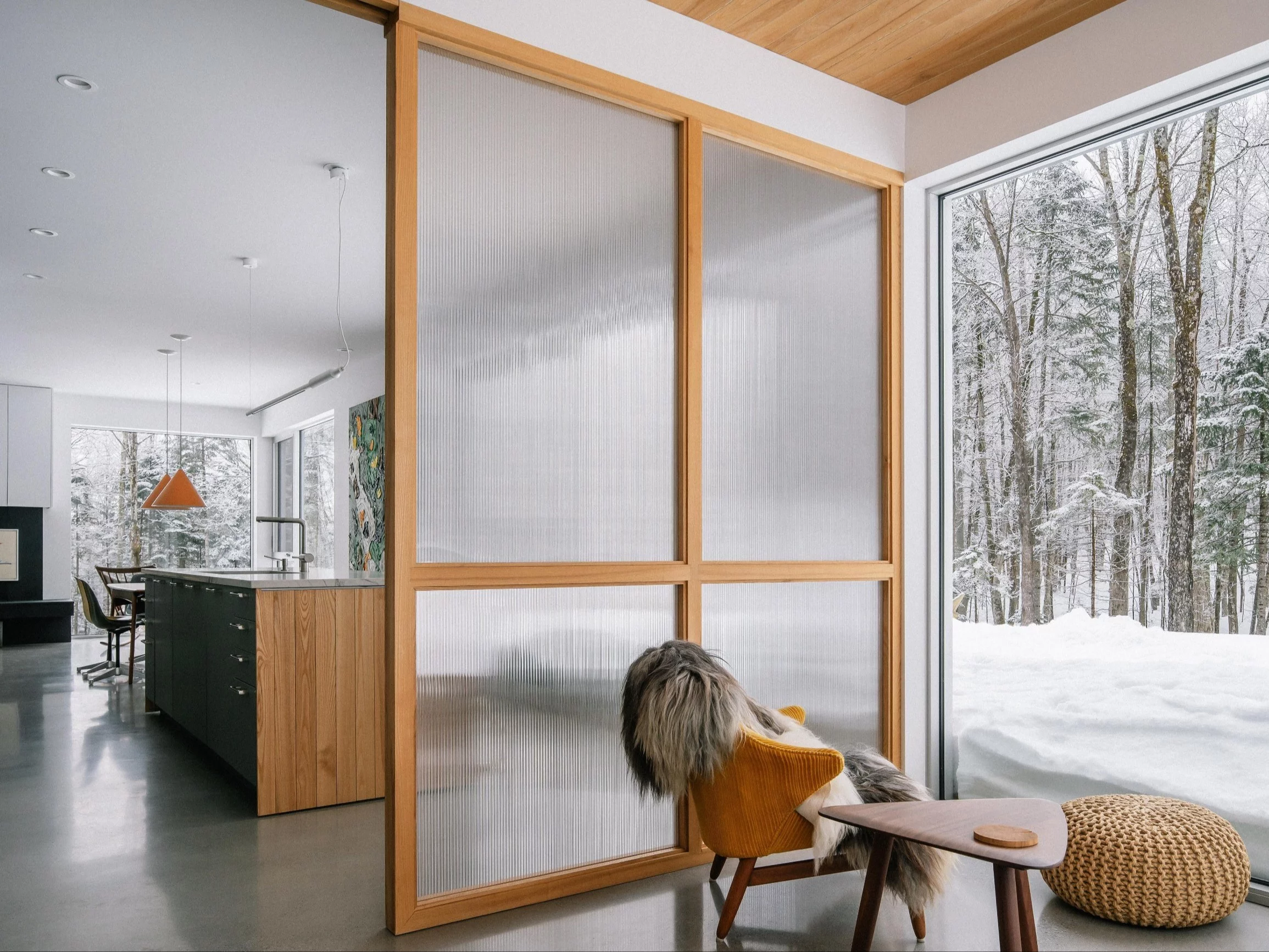 Architekci postawili dom przy samym strumieniu. Efekt? Czysta magia. Projekt EM architecture