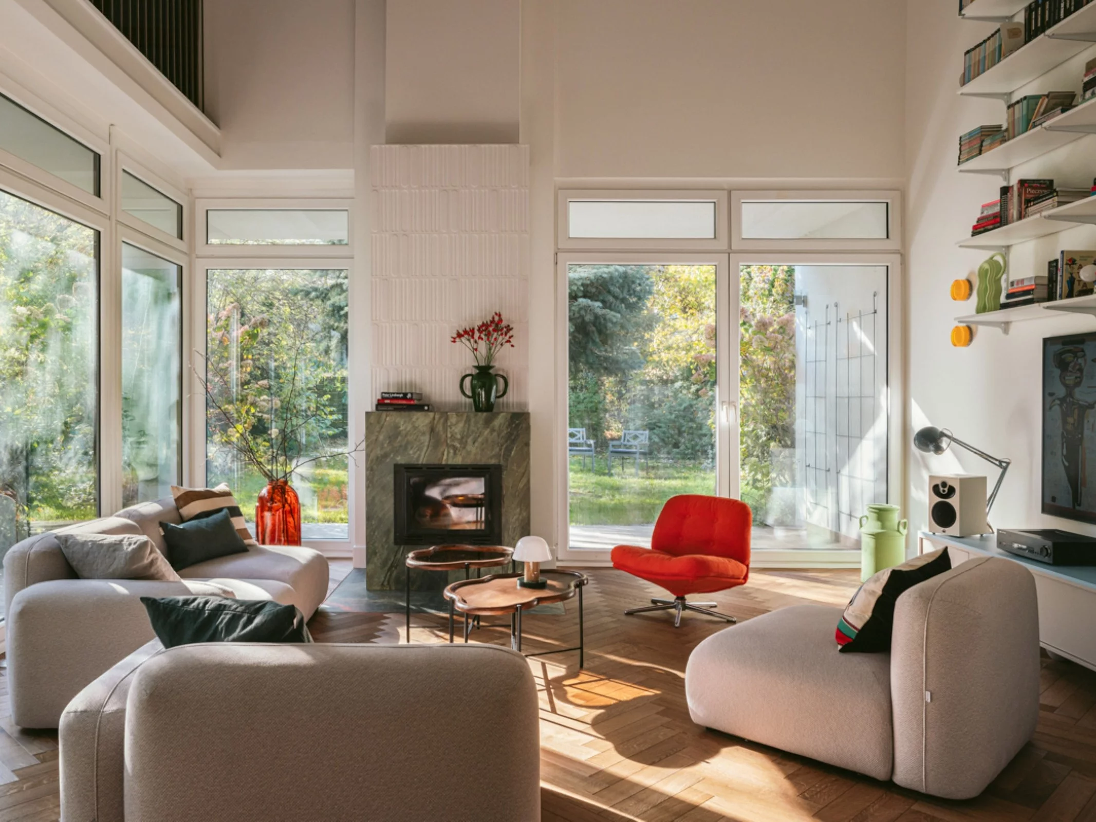 Strefa dzienna domu pod Warszawą projektu Hanny Pietras – przestrzeń, w której światło, funkcja i kolor tworzą spójną całość