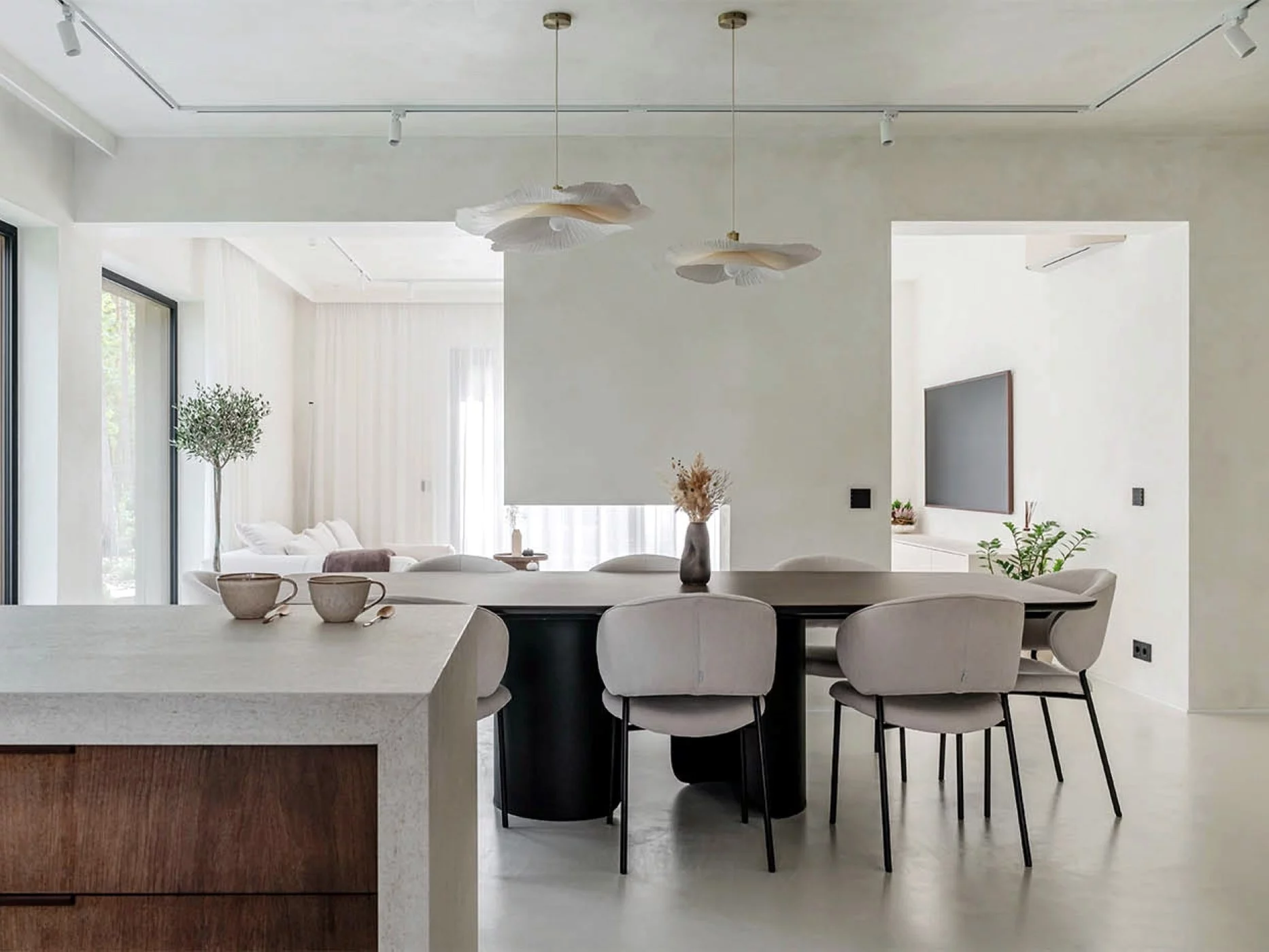 Dom słynnych influencerów: minimalistyczne, jasne wnętrze z ciemnym drewnem