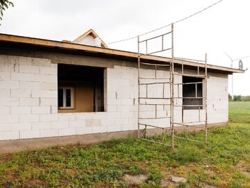 Dom w miejscowości Uniszki Zawadzkie przed remontem ekipy „Nasz nowy dom”