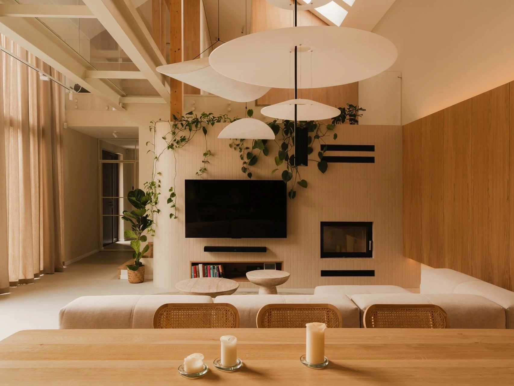 Dom na skraju lasu w Oławie zaprojektowany przez pracownię Habitat. Naturalne materiały, jasne drewno, mikrocement i światło dzienne tworzą spokojne, nowoczesne wnętrze będące przedłużeniem otaczającej przyrody