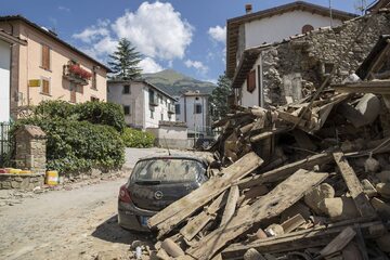 Dom w Sommati zniszczony po trzęsieniu ziemi