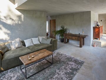 Dom w stylu nowoczesnej stodoły ma wnętrza z betonu, projekt Be Architektur