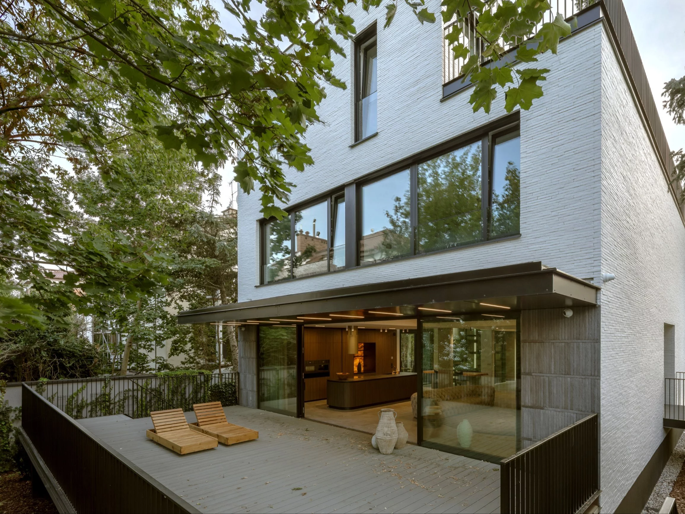 Dom Wertykalny w Wilanowie autorstwa Exterio Architektura