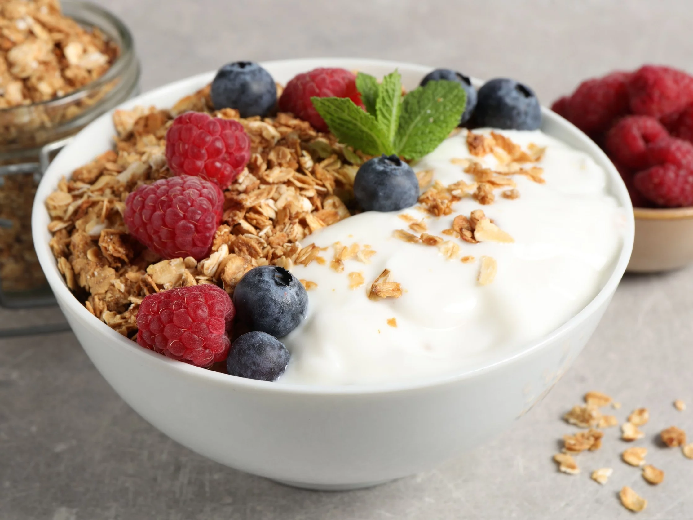 Domowa granola z jogurtem i owocami