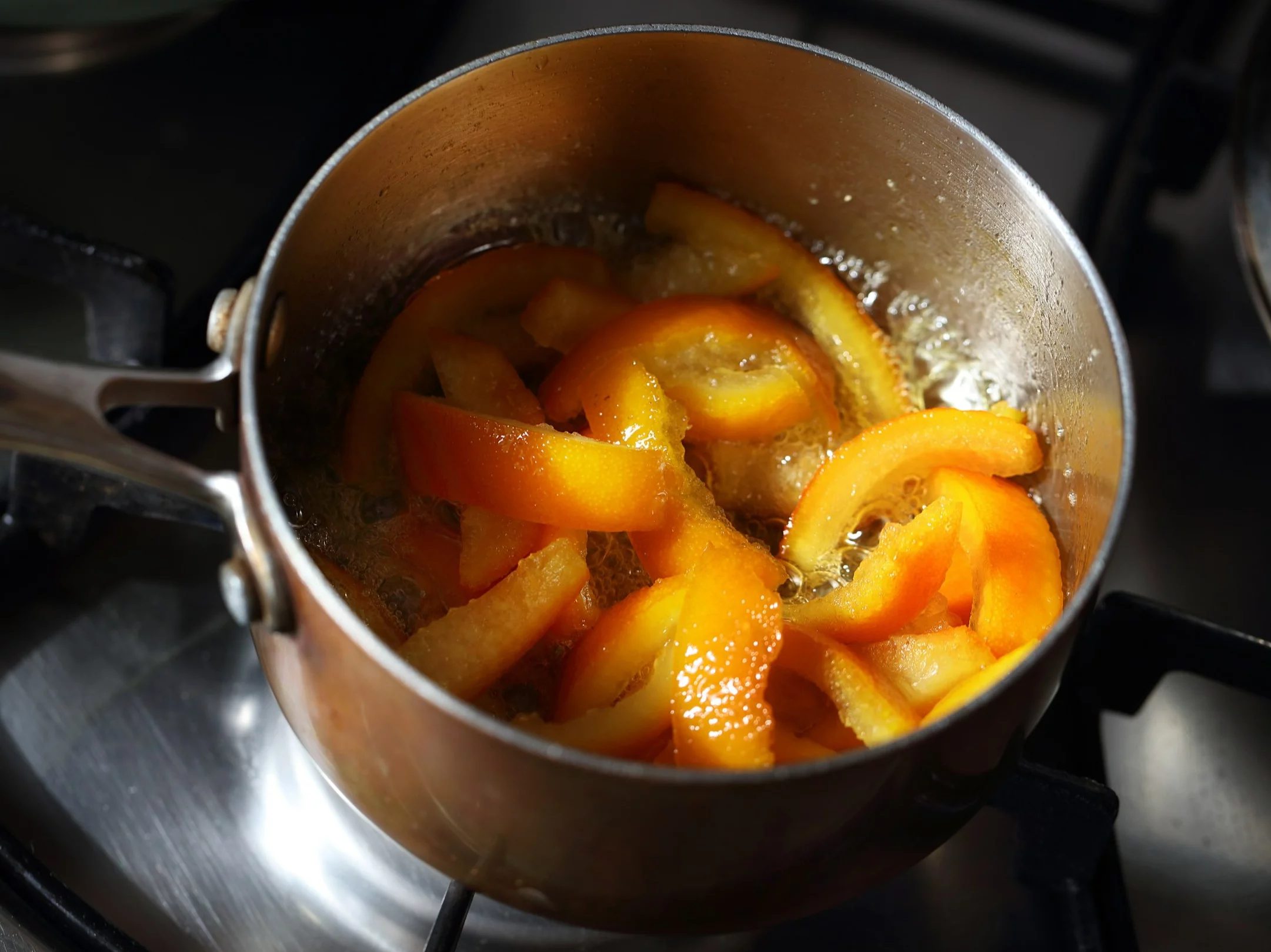 Skórka pomarańczowa kandyzowana w garnku