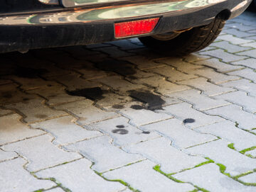 Domowe sposoby na usunięcie plam z oleju silnikowego z kostki brukowej