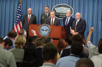 Donald Rumsfeld (w centrum) w trakcie konferencji prasowej po atakach z 11 września