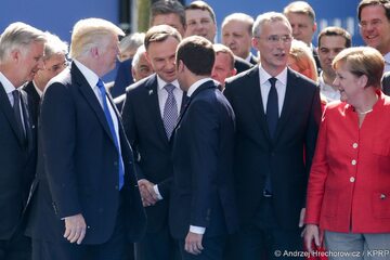 Donald Trump, Andrzej Duda, Emmanuel Macron, Jens Stoltenberg i Angela Merkel pozują do wspólnego zdjęcia w Brukseli