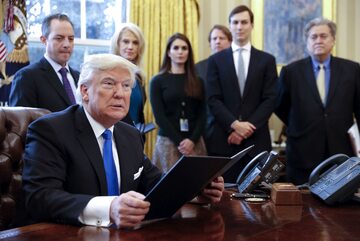 Donald Trump i jego doradcy na początku kadencji, w tle m.in. Stephen Bannon i Jared Kushner