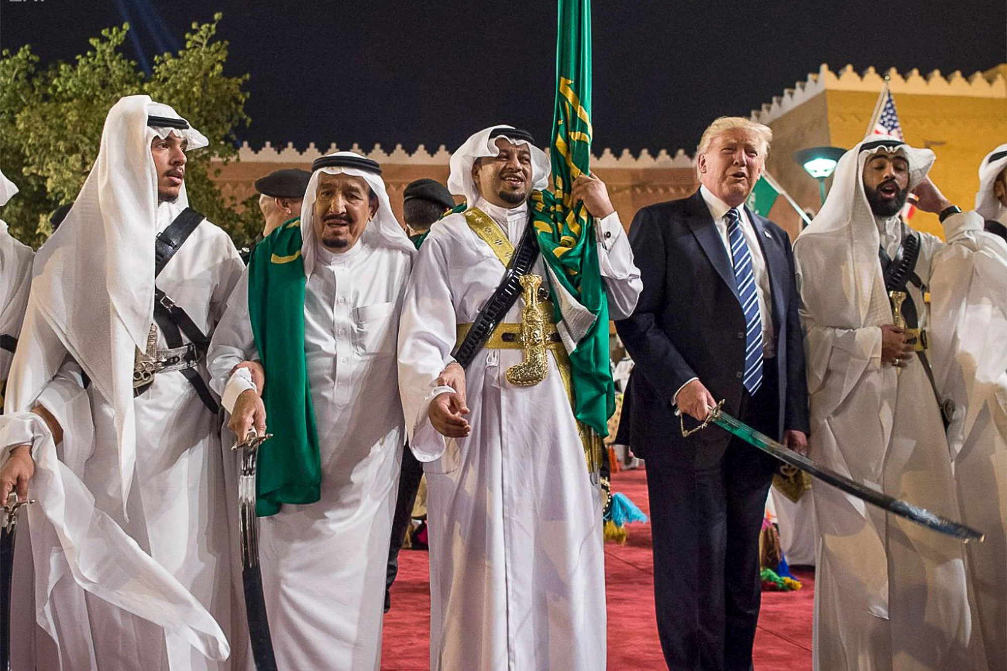 Donald Trump w trakcie wykonywania saudyjskiego tańca