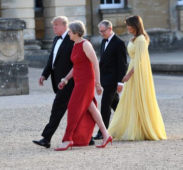 Donald Trump i Theresa May, z tyłu Philip May i Melania Trump