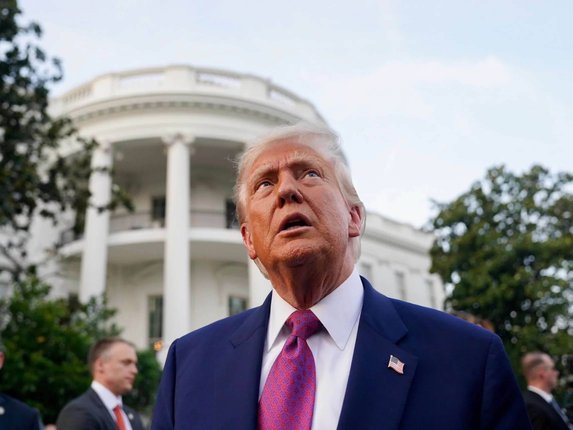 Prezydent Stanów Zjednoczonych Donald Trump przed Białym Domem