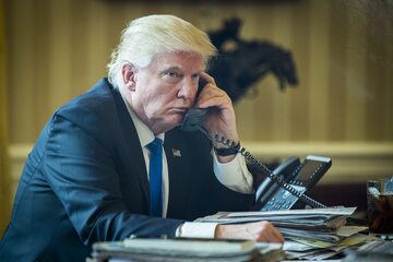Donald Trump podczas pierwszej rozmowy telefonicznej z Władimirem Putinem