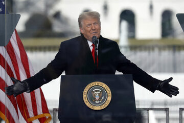 Donald Trump podczas przemówienia przed Białym Domem