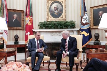 Donald Trump podczas spotkania z Siergiejem Ławrowem
