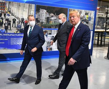 Donald Trump podczas wizyty w fabryce Forda