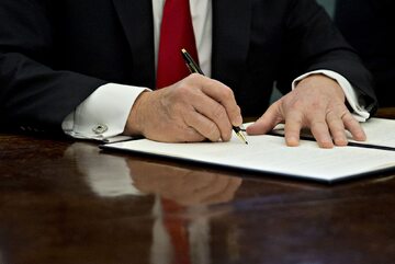 Donald Trump podpisuje rozporządzenie wykonawcze