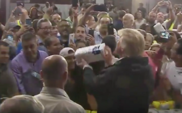 Donald Trump rzuca papierowe ręczniki w tłum