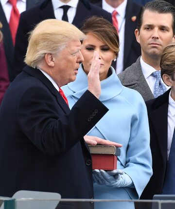Donald Trump składa przysięgę prezydencką (lewą dłoń trzyma na biblii)