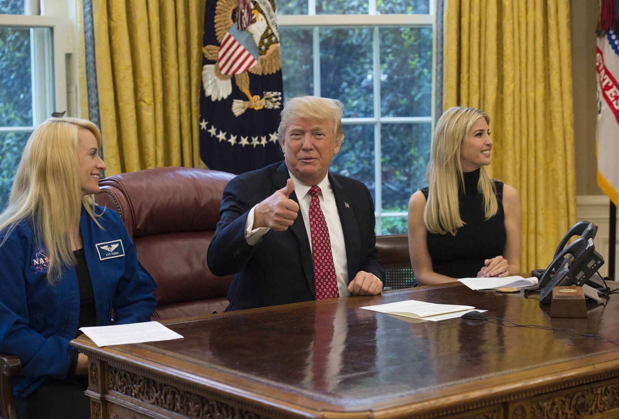 Donald Trump w gabinecie w towarzystwie córki Ivanki i astronautki Kate Rubins