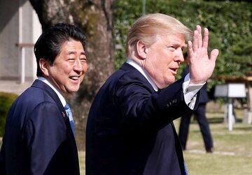 Donald Trump w Tokio z premierem Shinzo Abe