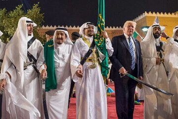 Donald Trump w trakcie wykonywania saudyjskiego tańca