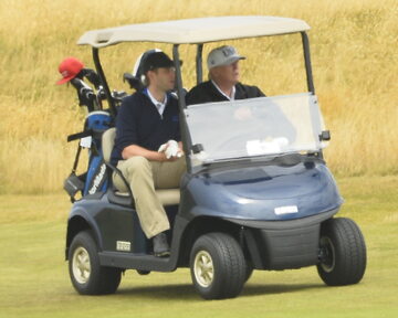 Donald Trump w wózku golfowym (zdj. z lipca 2018 roku)