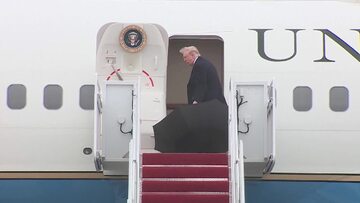 Donald Trump wchodzący na pokład samolotu