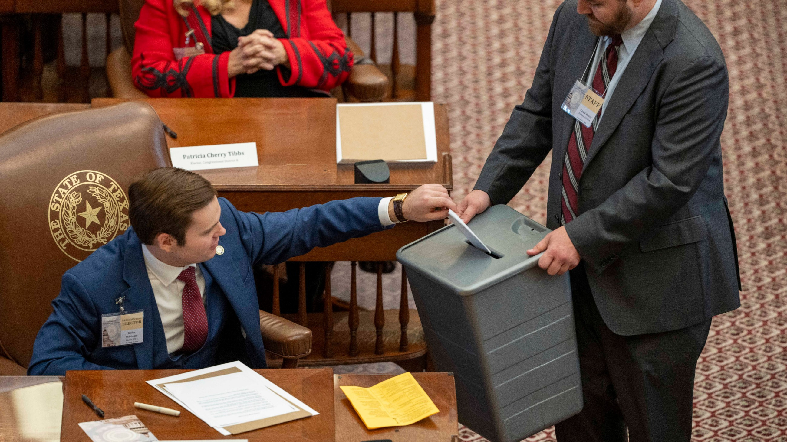 Austin, Teksas. Elektor Kaden Mattingly oddaje swój głos