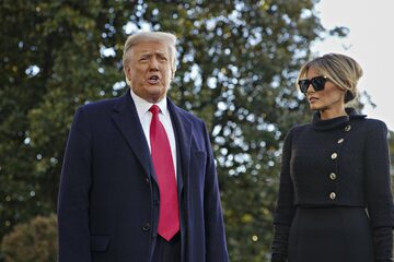 Donald Trump z żoną podczas opuszczania Białego Domu