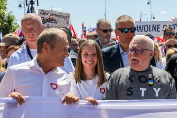 Donald Tusk i Lech Wałęsa na marszu 4 czerwca