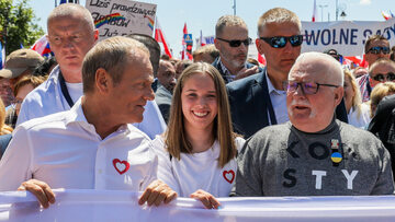 Donald Tusk i Lech Wałęsa na marszu 4 czerwca