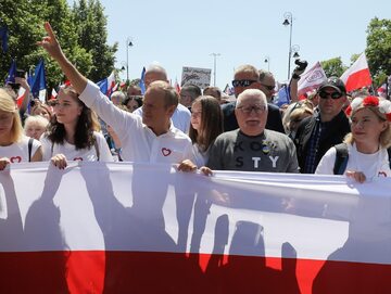 Donald Tusk i Lech Wałęsa na marszu w Warszawie
