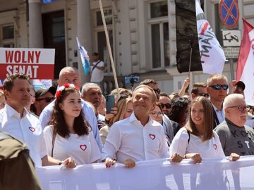 Donald Tusk i Lech Wałęsa na marszu w Warszawie
