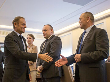 Donald Tusk i Marek Sawicki na posiedzeniu rządu w 2014 r.