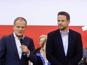 Donald Tusk i Rafał Trzaskowski na otwartym spotkaniu w Krakowie
