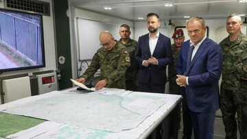 Donald Tusk i Władysław Kosiniak-Kamysz podczas odprawy z dowództwem służb mundurowych