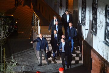 Donald Tusk opuszcza budynek prokuratury