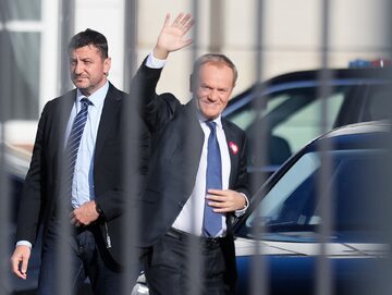 Donald Tusk w drodze na konsultacje z prezydentem Andrzejem Dudą