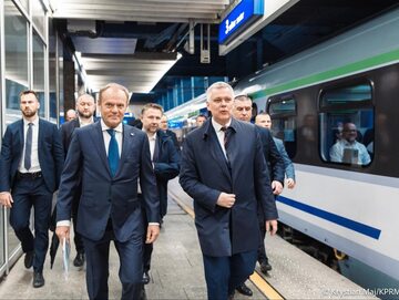 Donald Tusk w drodze na posiedzenie rządu w Katowicach