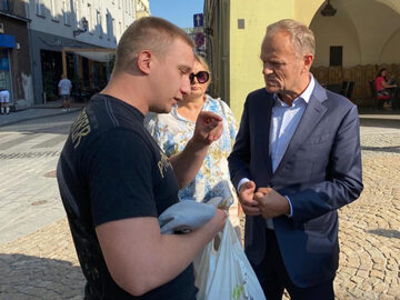 Donald Tusk w Gliwicach w rozmowie z przechodniem