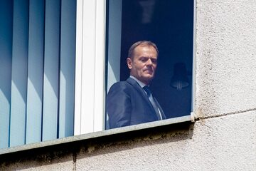 Donald Tusk w oknie warszawskiej prokuratury