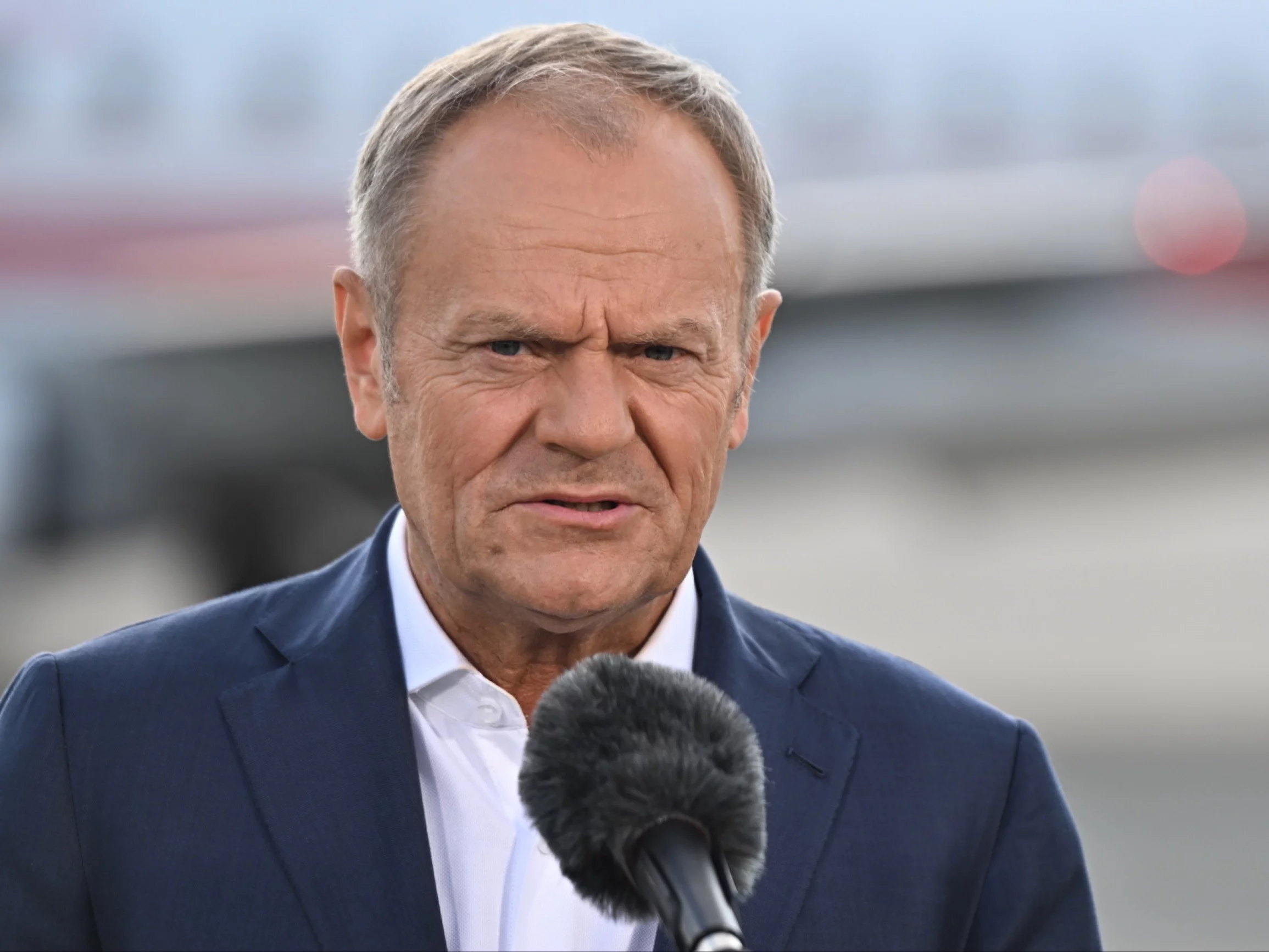 Premier Donald Tusk podczas konferencji prasowej na warszawskim lotnisku