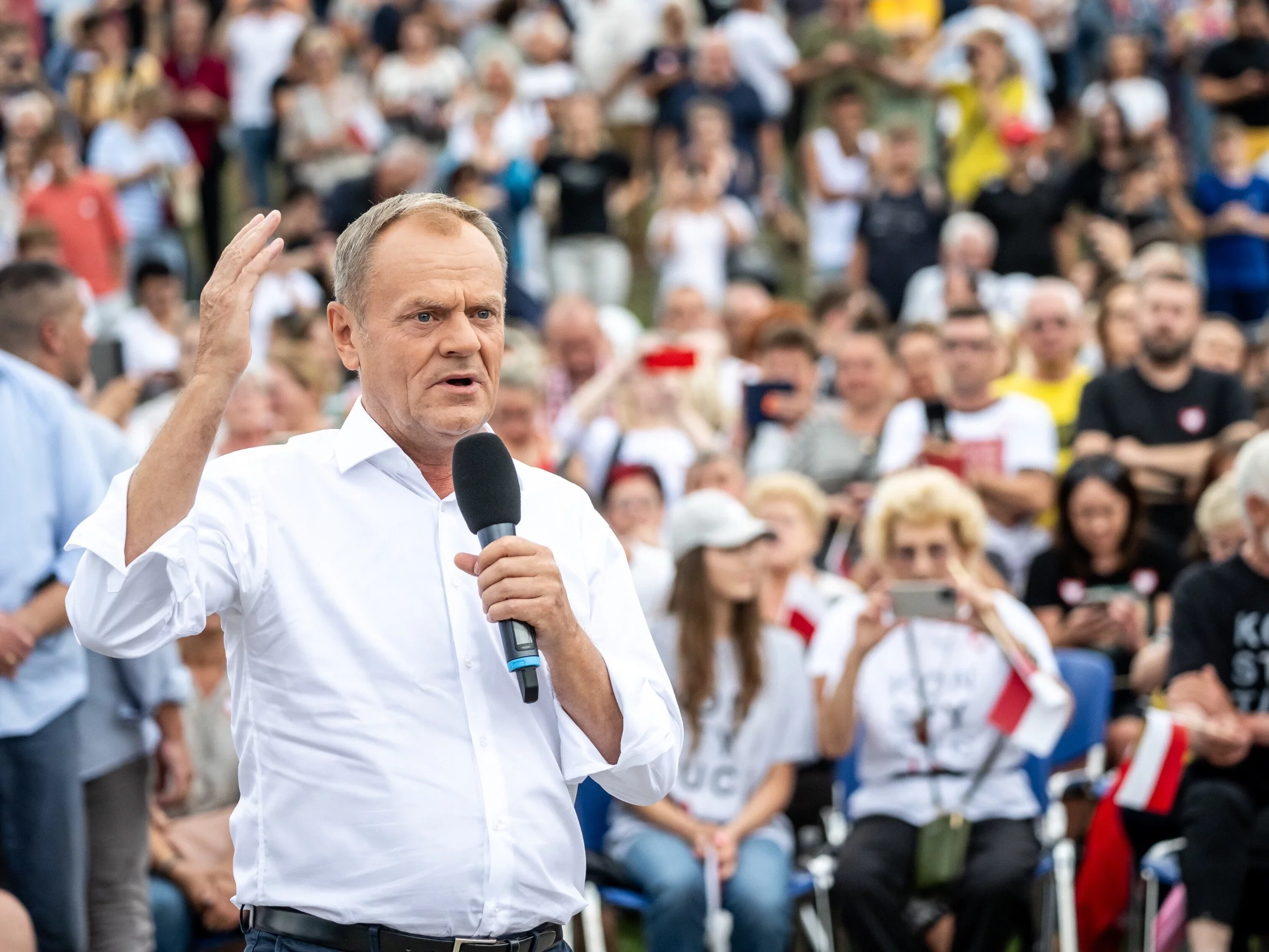 Kampania wyborcza do parlamentu 2023. Przewodniczący Platformy Obywatelskiej Donald Tusk przemawia podczas spotkania z sympatykami w Amfiteatrze na Słodowie we Włocławku